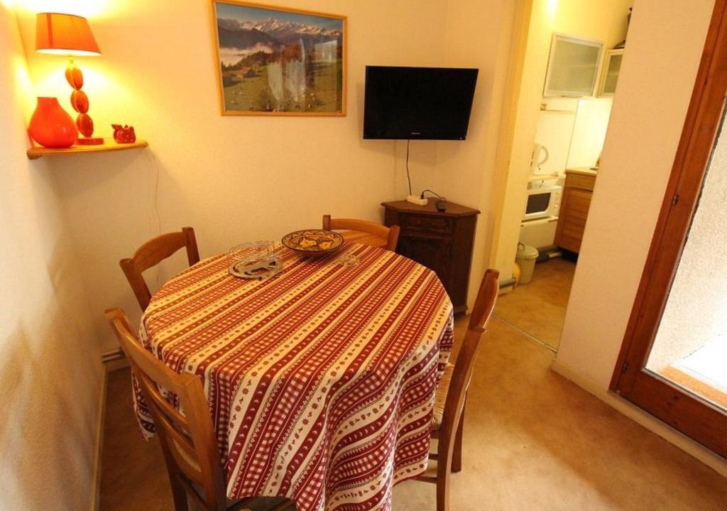 Bagneres-de-Luchon Apartment | Studio sud calme avec balcon et parking - Proche thermes et centre - FR-1-313-130