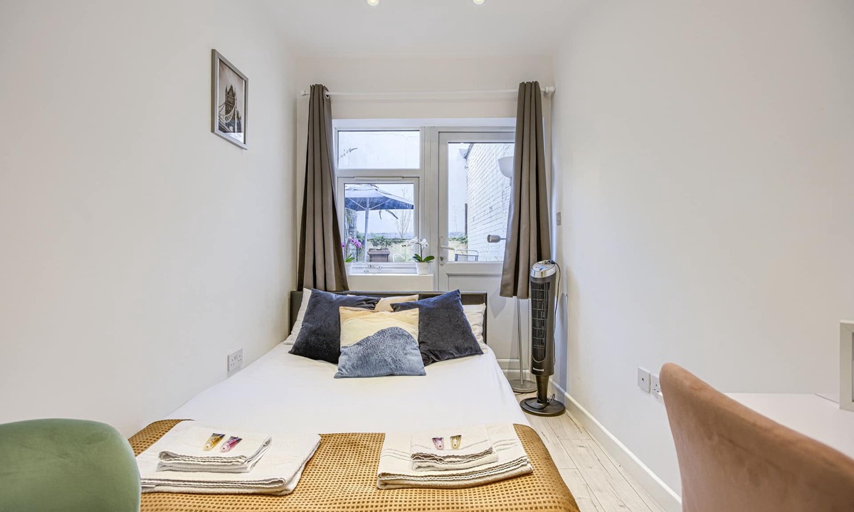 Highbury West Apartment | Studio-Superior-Ensuite-Garden View-3