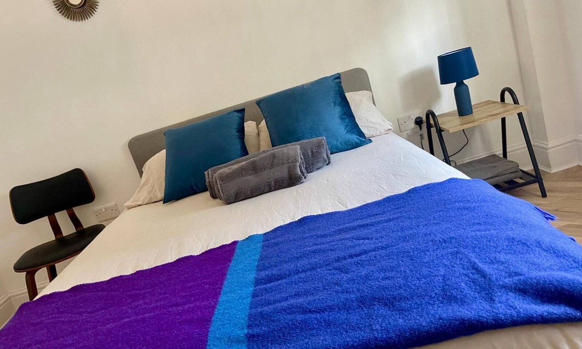 Hackney Downs Apartment | Studio-Superior-Private bathroom with shower.