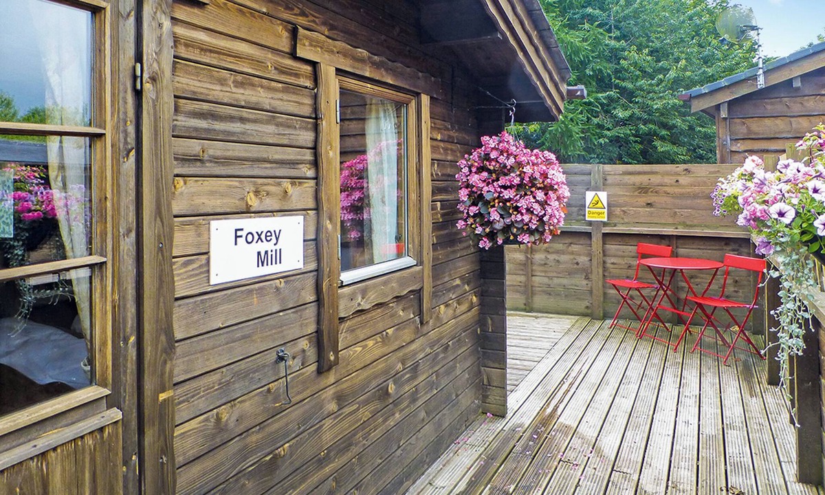 Cullompton Ski Chalet | Studio timber lodge with one double.