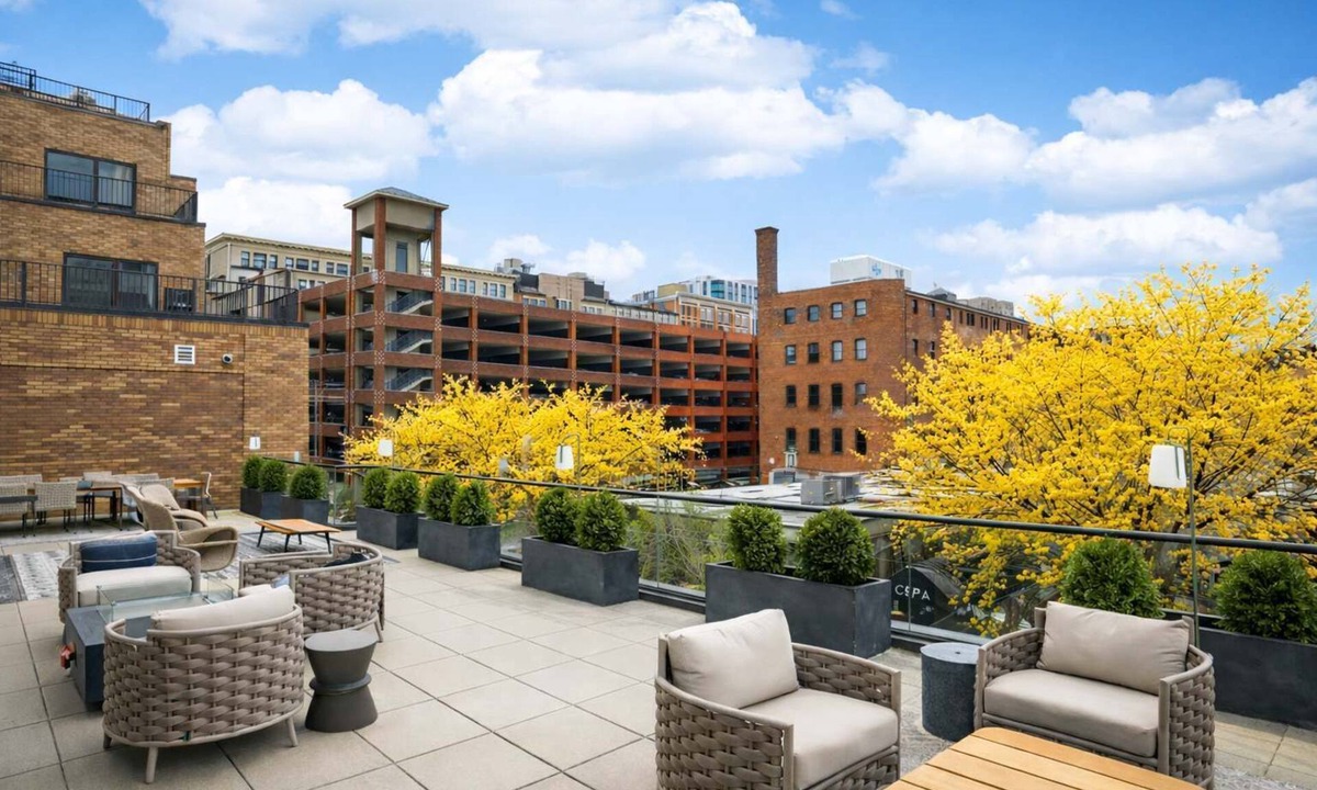 Pendleton House | Studio to Downtown w Rooftop