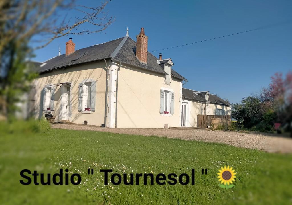 Pays d'Issoudun Apartment | studio " tournesol " au coeur du Berry