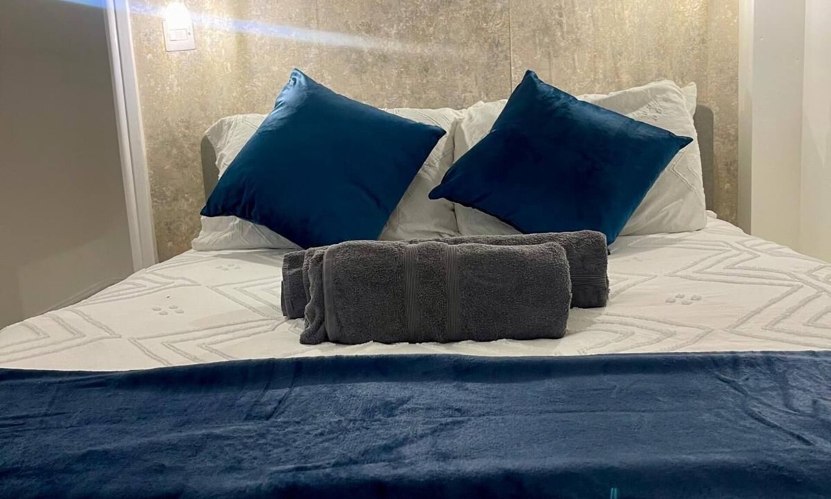 Hackney Downs Apartment | Studio Traditional Private bathroom with shower