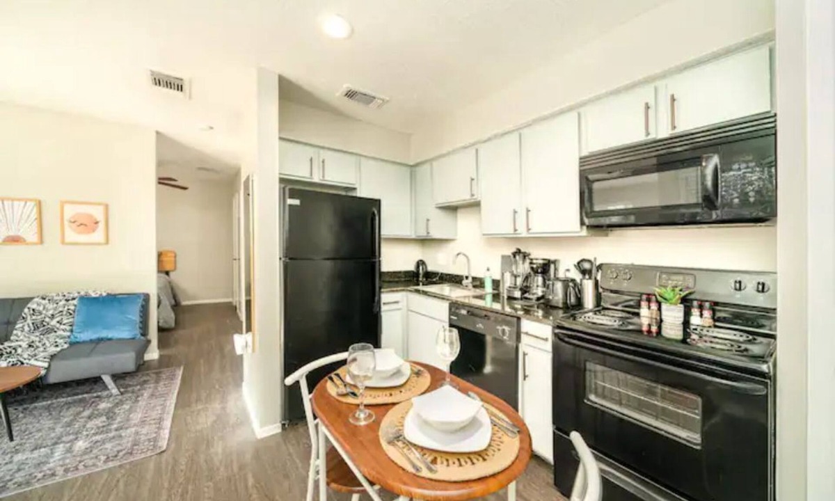 East Riverside - Oltorf Apartment | Studio Treehouse Escape ~ South Austin ~ Work-Pro Friendly
