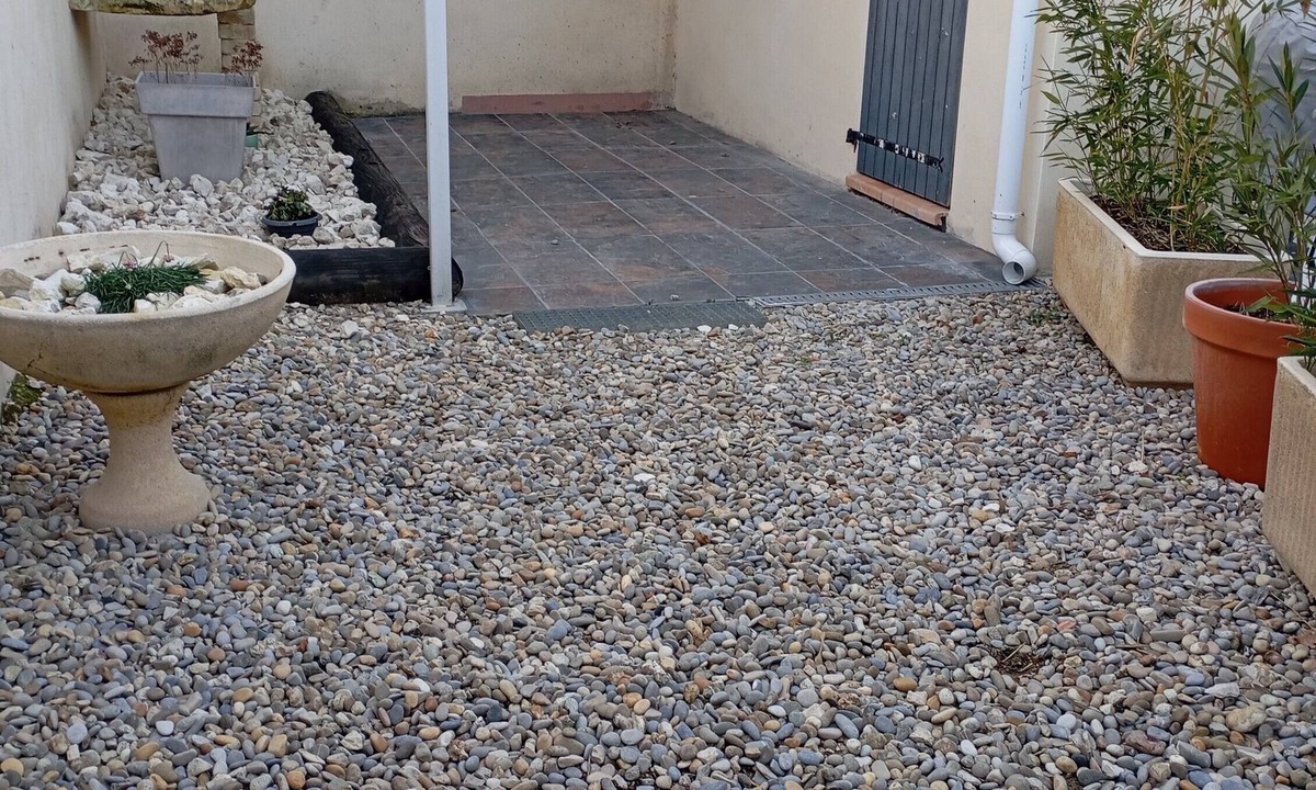 Loriol-du-Comtat Apartment | Studio "Villa Loriol du Comtat" with Shared Pool and Private Terrace