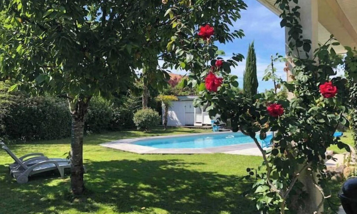 Saint-Medard-en-Jalles Apartment | Studio with pool