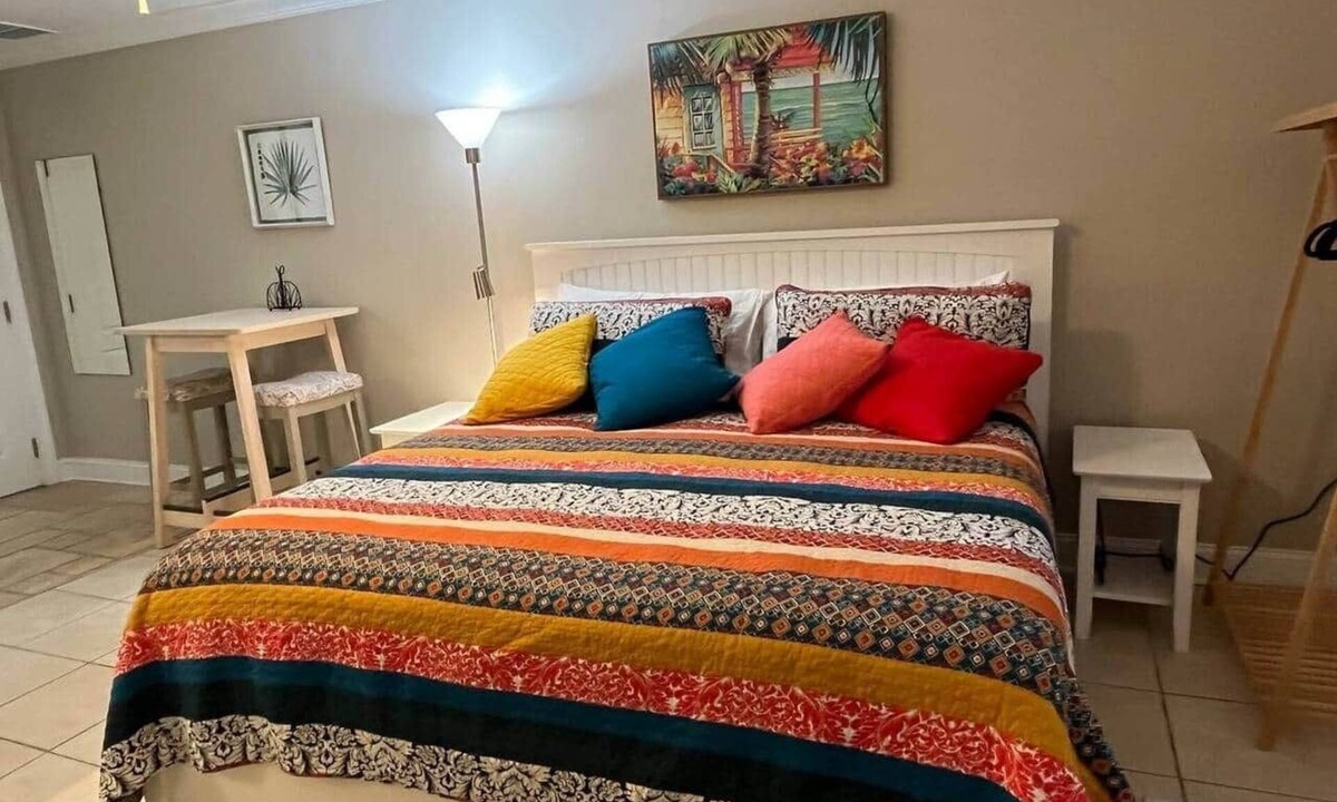 Jacksonville Beach Apartment | Studio w/king size bed -3 minute walk to beach