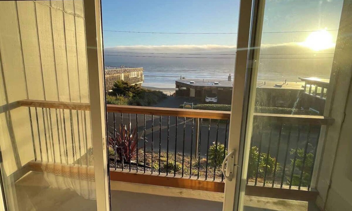 Lincoln City Condo | Studio w/King Bed, Ocean Views, Pet Friendly!