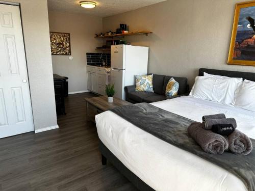 University Heights Apartment | Studio wBalcony - Near Nob Hill, UNM & downtown