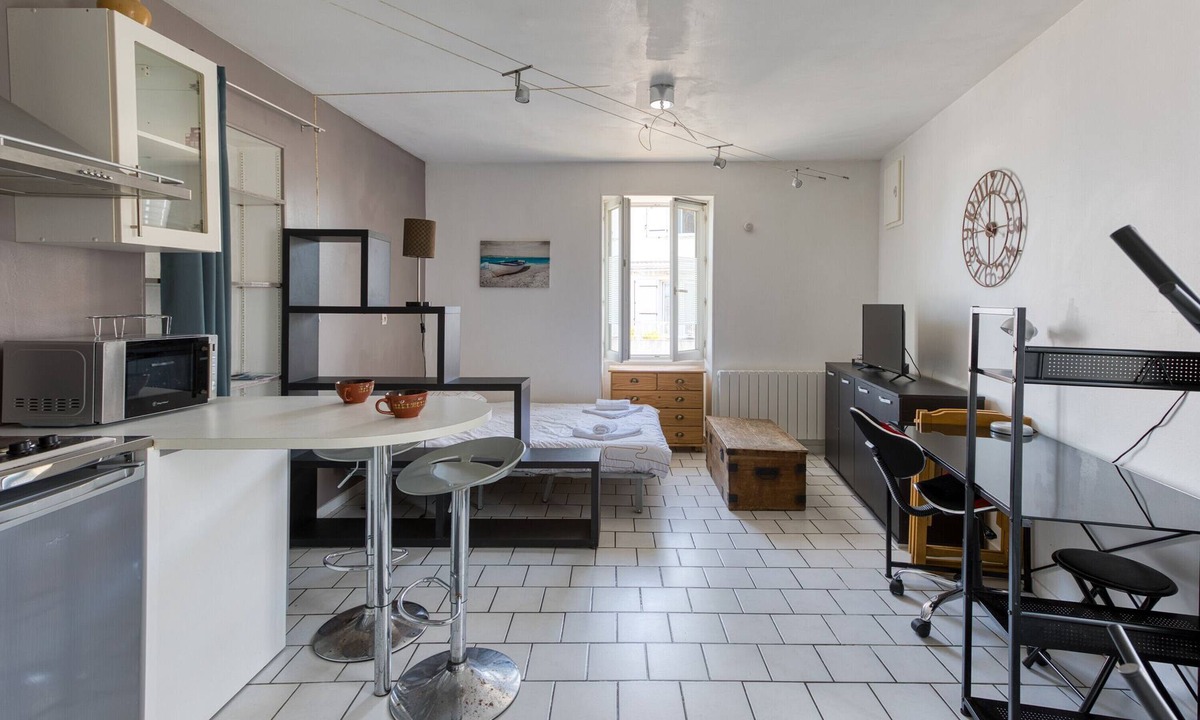 Bourcefranc-le-Chapus Apartment | Studio with Wi-Fi and Air Conditioning