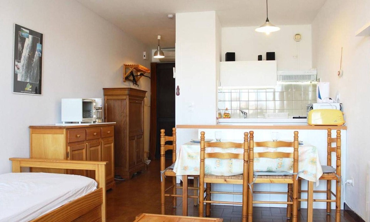 Port-la-Nouvelle Apartment | Studio with Aircon, Nearby Beach, Shops & Private Parking