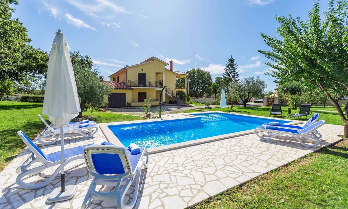 Susnjici Apartment | Studio with air conditioning and pool