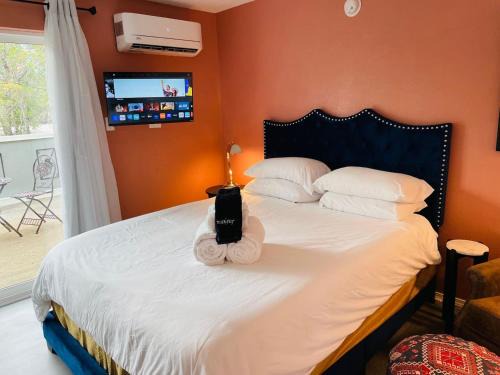University Heights Apartment | Studio with balcony