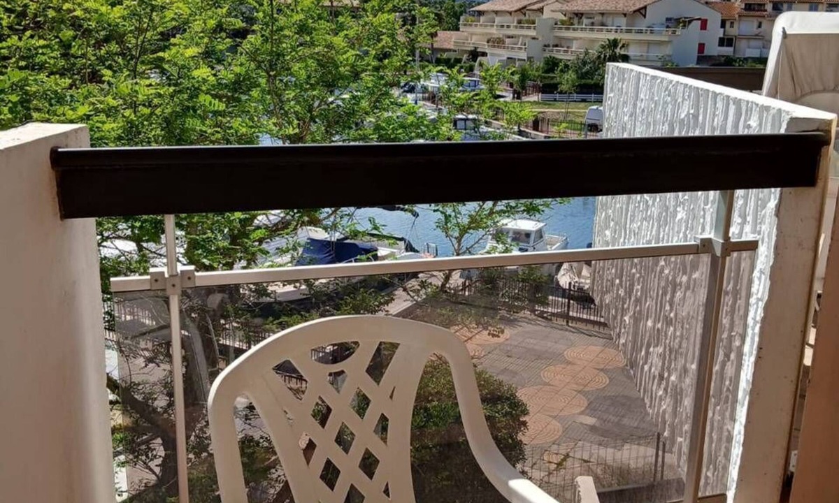 Le Port Apartment | Studio with Cabin for 4 – Marina View, Beach Just Steps Away, with Elevator Access
