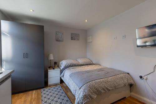 Luton Apartment | Studio with en suite, compact and comfortable for 1-2 people