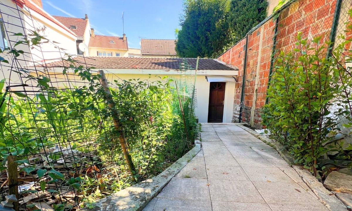 Sarcelles Condo | Studio with kitchen 15min by train from Paris.