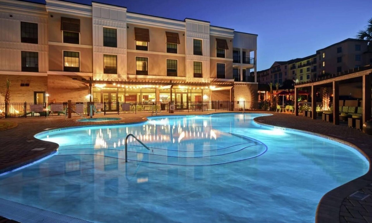 Jekyll Island Hotel | Studio with Pool & Free Breakfast | 1.5 mi to Fishing Pier and Local Eateries