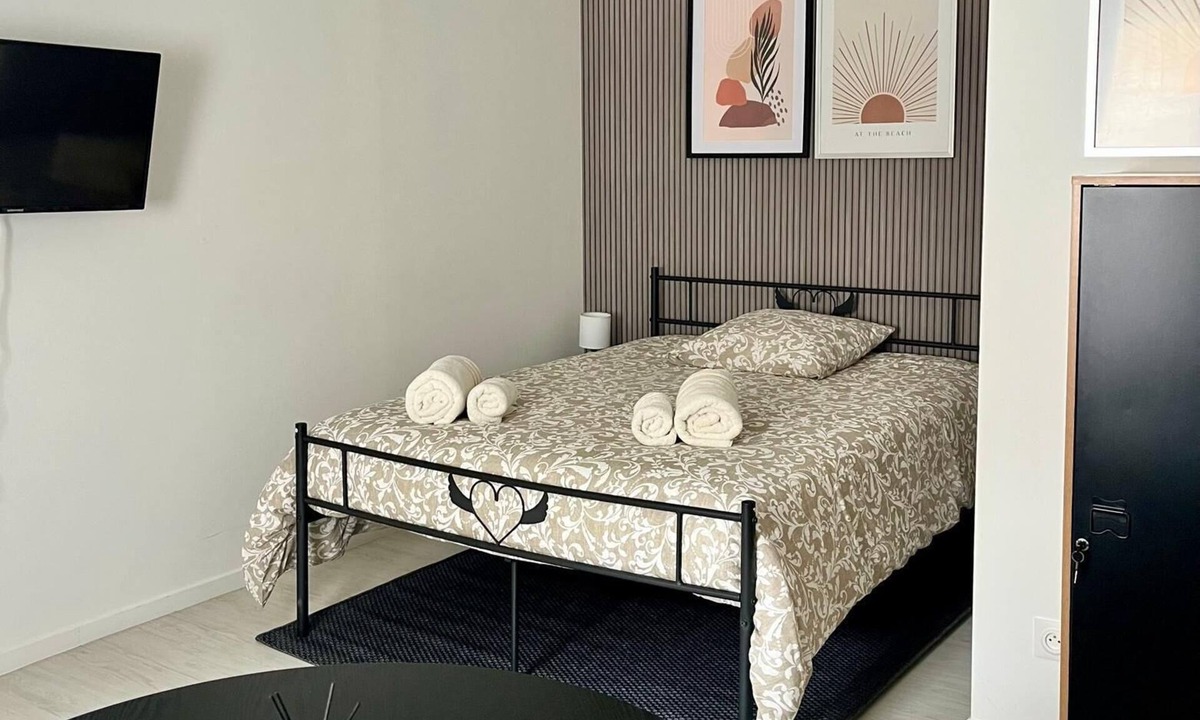 Cambrai Apartment | Studio with private courtyard 3 minutes from downtown Cambrai