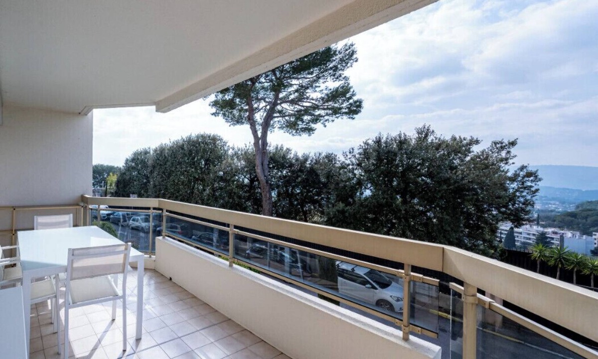 Mougins Apartment | Studio with sea and pool view