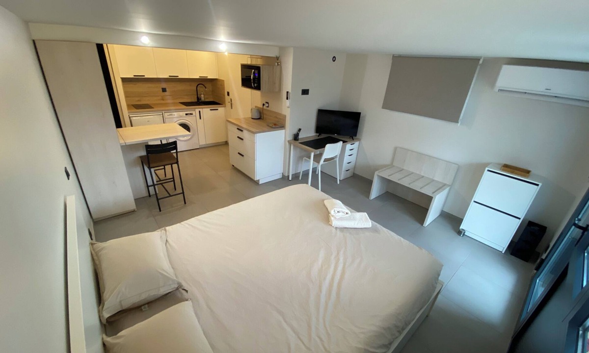 Grieges Apartment | Studio with shared pool