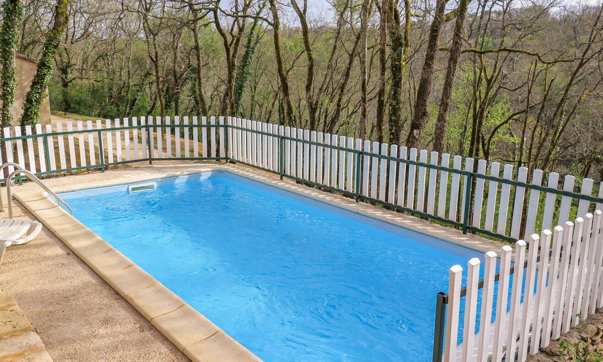 Blanquefort-sur-Briolance House | Stunning private villa for 4 guests with private pool, WIFI, TV, terrace and pets allowed