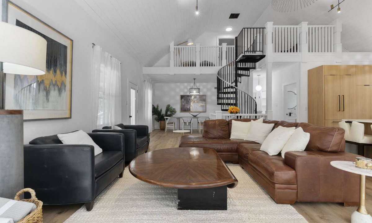 Sparks Glencoe Villa | Stunning 14 Acre Modern Villa with Sunroom