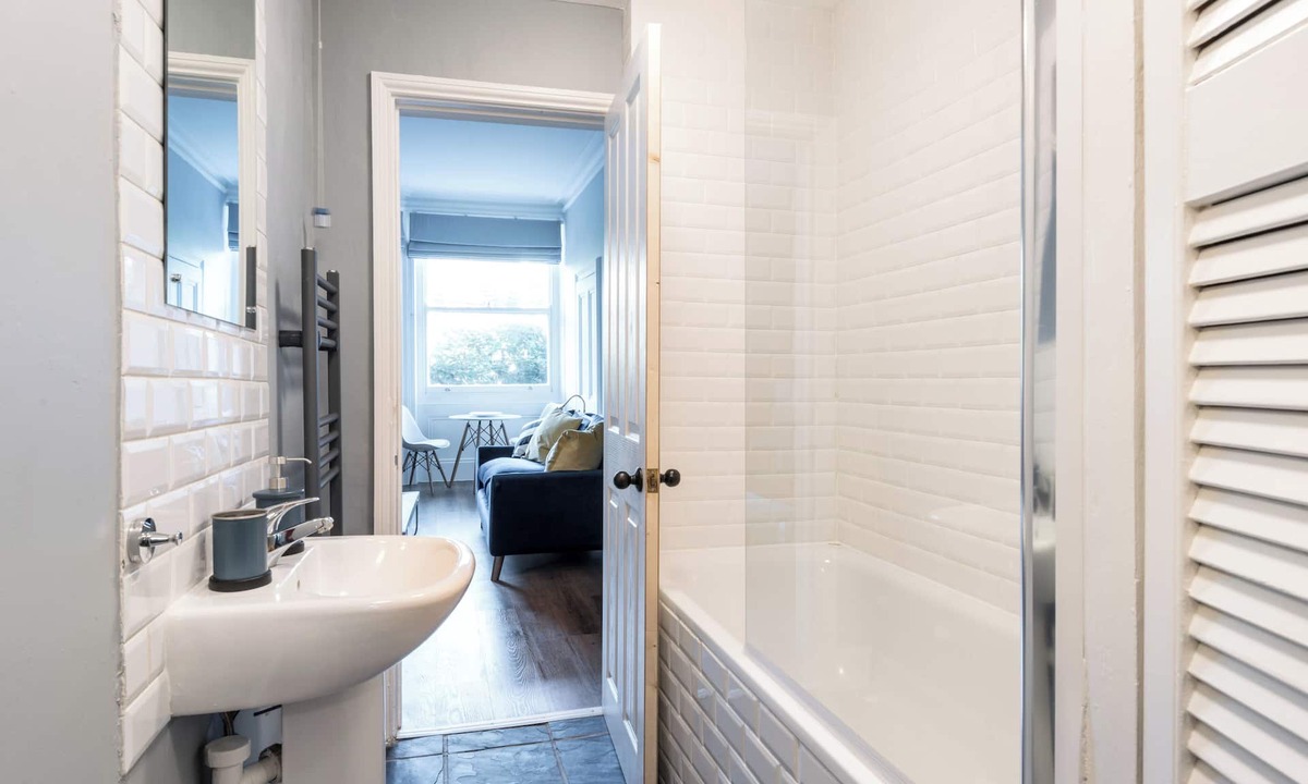 Hove Apartment | Stunning 1BD flat, minutes from the beach front!