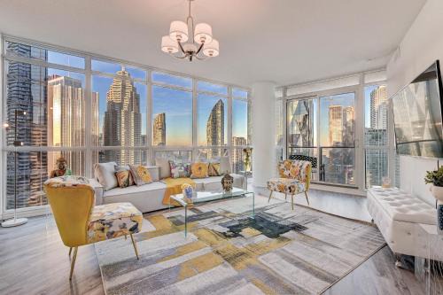 Downtown Toronto Apartment | Stunning 2 BD in heart of Toronto with Parking