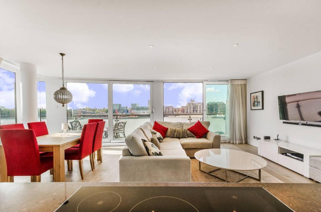 Wapping Apartment | Stunning 2 bd views across the River Thames