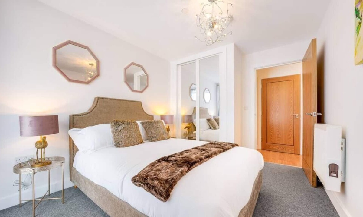 Redhill Apartment | Stunning 2 Bed 1 Bath Flat in Central Redhill