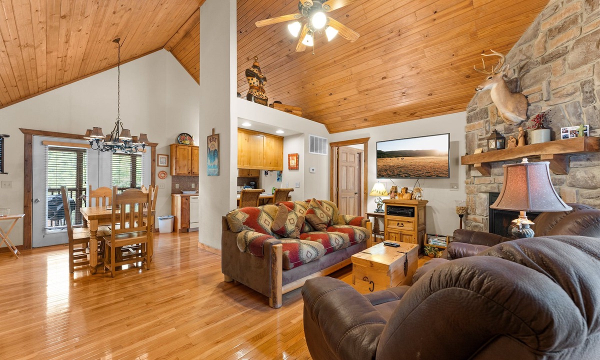 Branson West Cabin | Stunning 2 bed, 2 bath lodge located at Stonebridge Resort! Close to Branson!