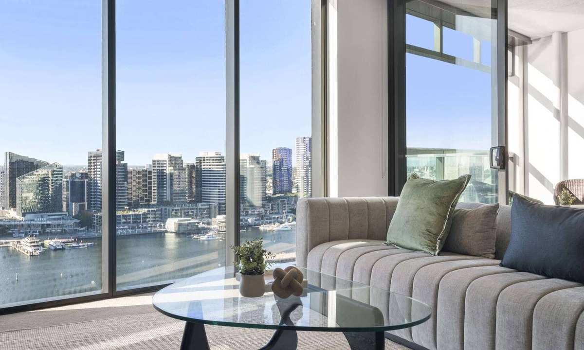 Docklands Apartment | Stunning 2-Bed Apartment with Water Views