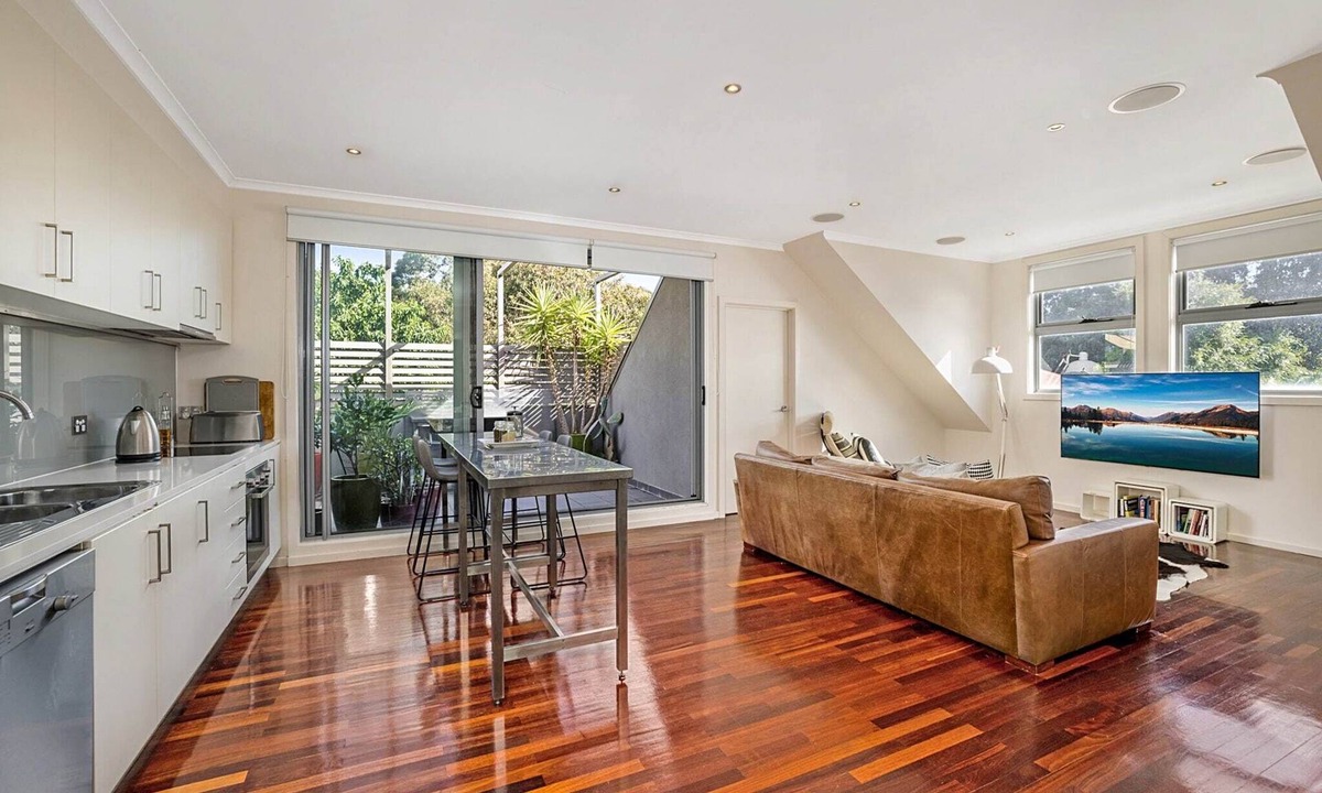 Northcote Apartment | Stunning 2-Bed Unit with BBQ Patio near Dining