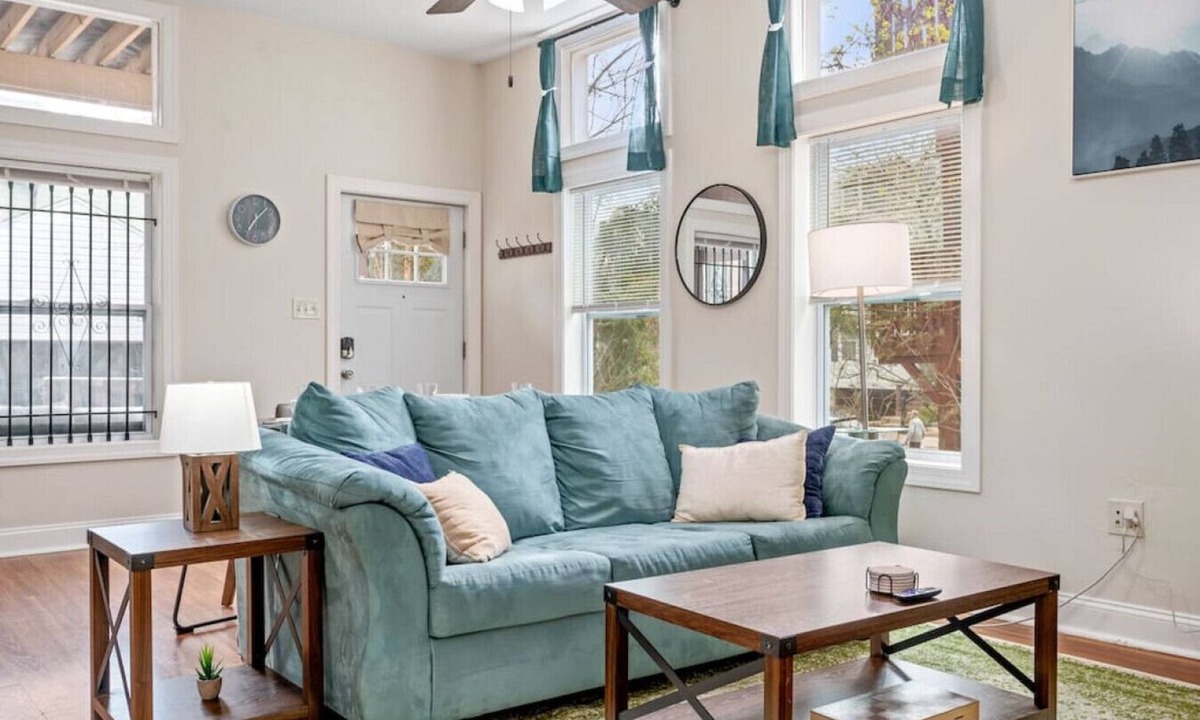 Shadyside Apartment | Stunning 2 BR King Bed Suite ~ Steps from Walnut