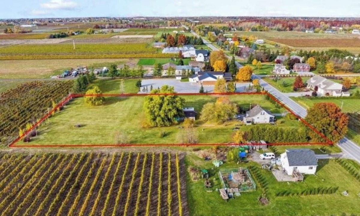Virgil House | Stunning 2-Acre Lot Near Wineries & Niagara Falls