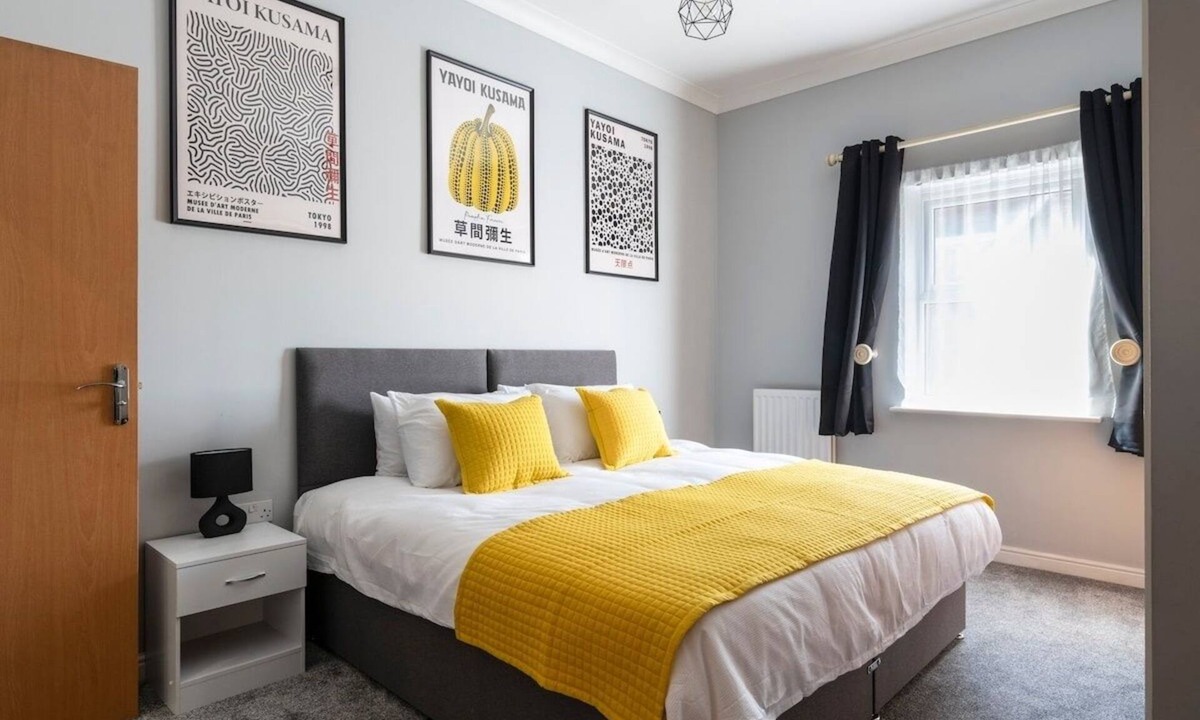 Crawley Apartment | Stunning 2BR 2BA w/Super King Beds + Free Parking