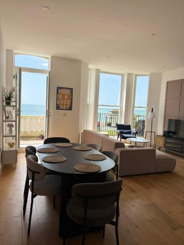 Worthing Apartment | Stunning 3 Bed Apartment with Seaview