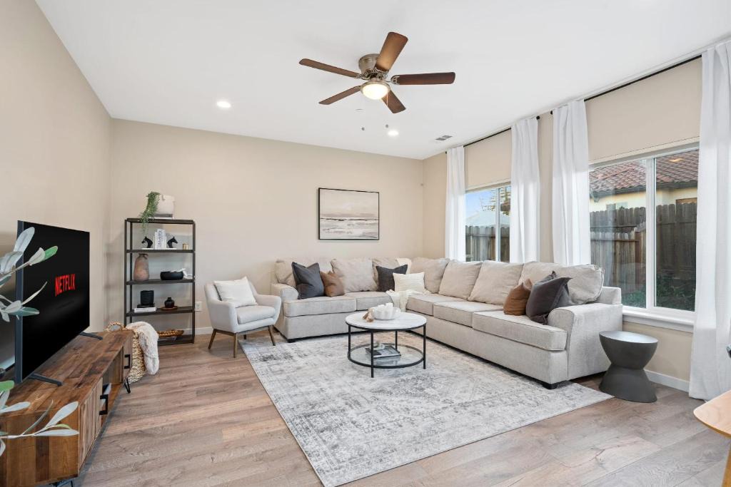 Sacramento House | Stunning 3 bedroom home