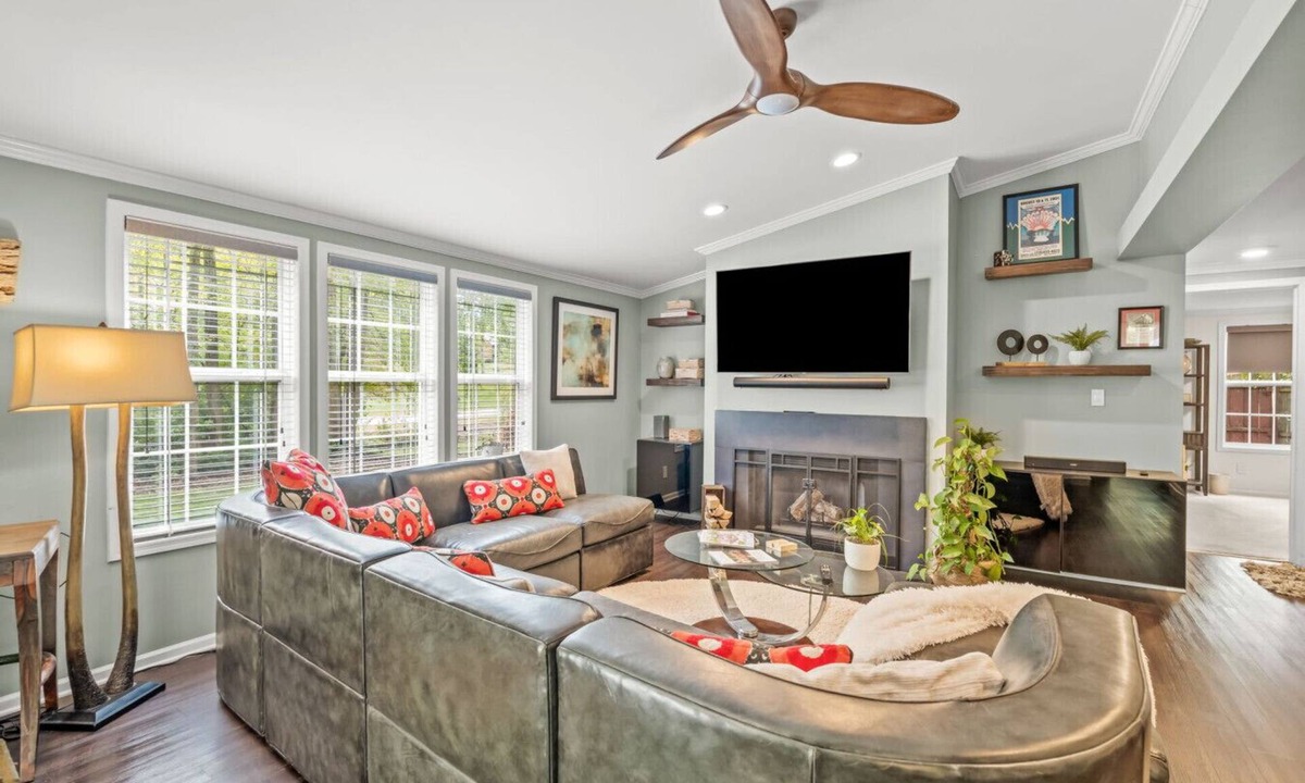 High Point House | Stunning 3 Bedroom Retreat with Inspiring Backyard
