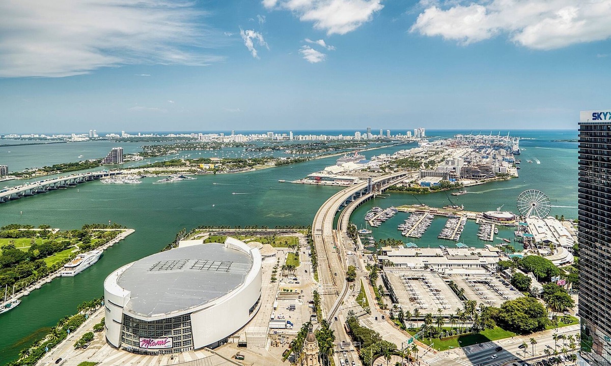 Downtown Miami Apartment | Stunning 3BD Penthouse on 50th Floor with Panoramic Water Views
