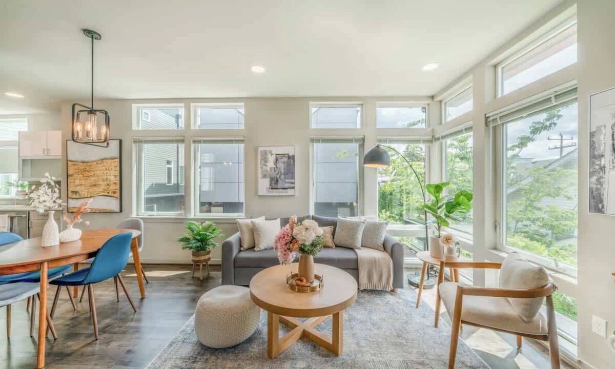 Ravenna Condo | Stunning 3BR Modern Designer TH @ UW & GreenLake