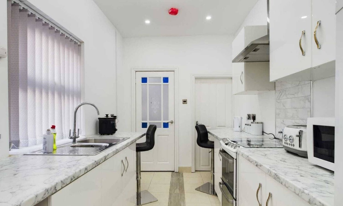 Burslem House | Stunning 4-Bed House Fully Refurbished Modern