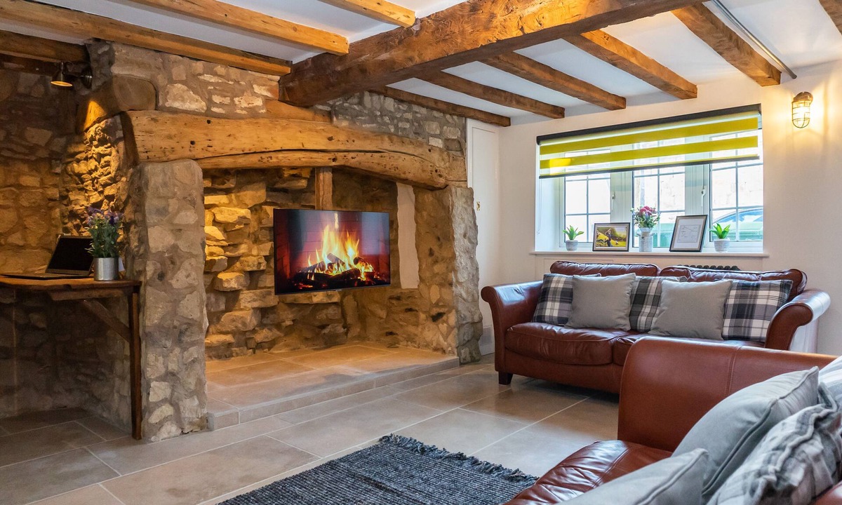 Brockworth Cottage | Stunning 4 Bed Sleeps 8 Cottage Parking