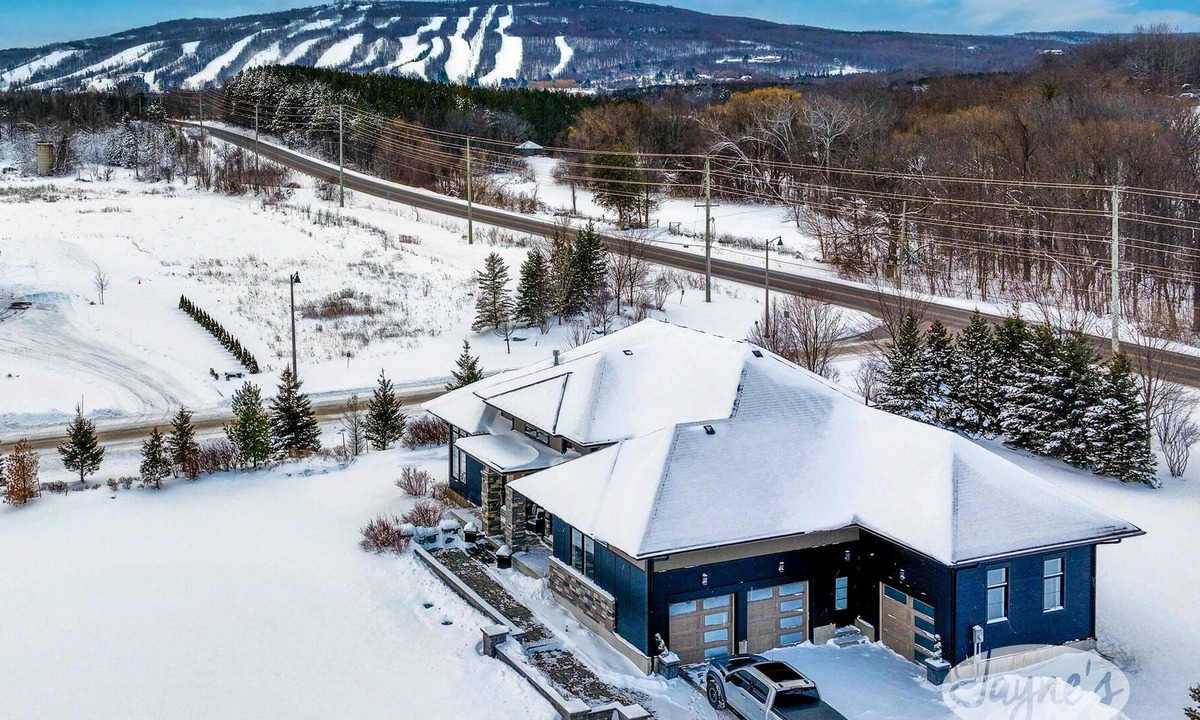 Glen Huron House | Stunning 4 bedroom 3 bathroom country home