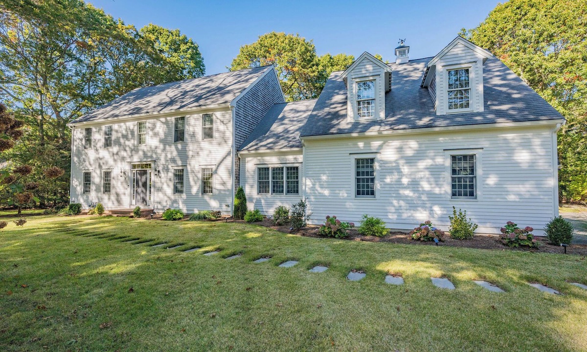 Forestdale House | Stunning 4BD sleeps 12, 2.5BA, AC, 1/2mile to Snake Pond