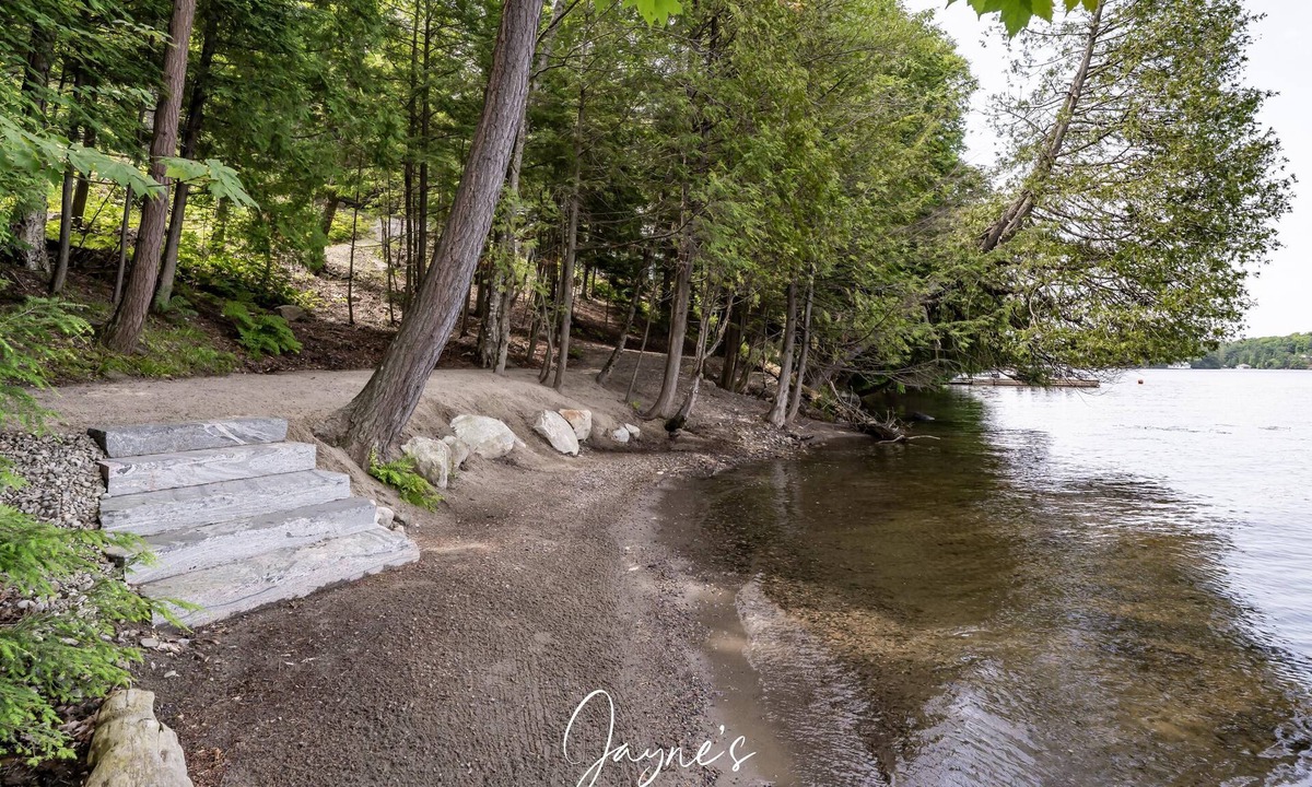 Seguin Cottage | Stunning 5 bed 3 bath cottage on Lake Rosseau with beautiful beach!