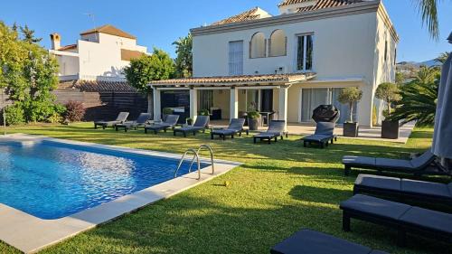 Marbella Villa | Stunning 5 Bedroom Villa in Puerto Banus with Pool