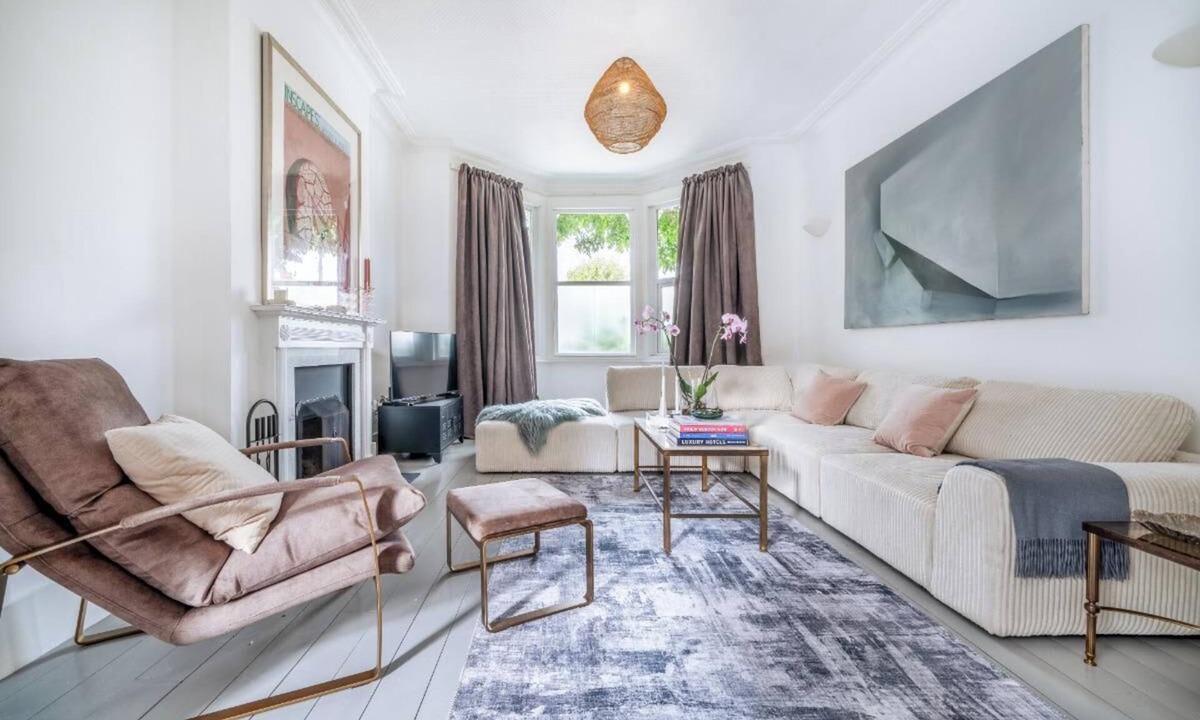 Brent House | Stunning 5BD with private garden & parking access