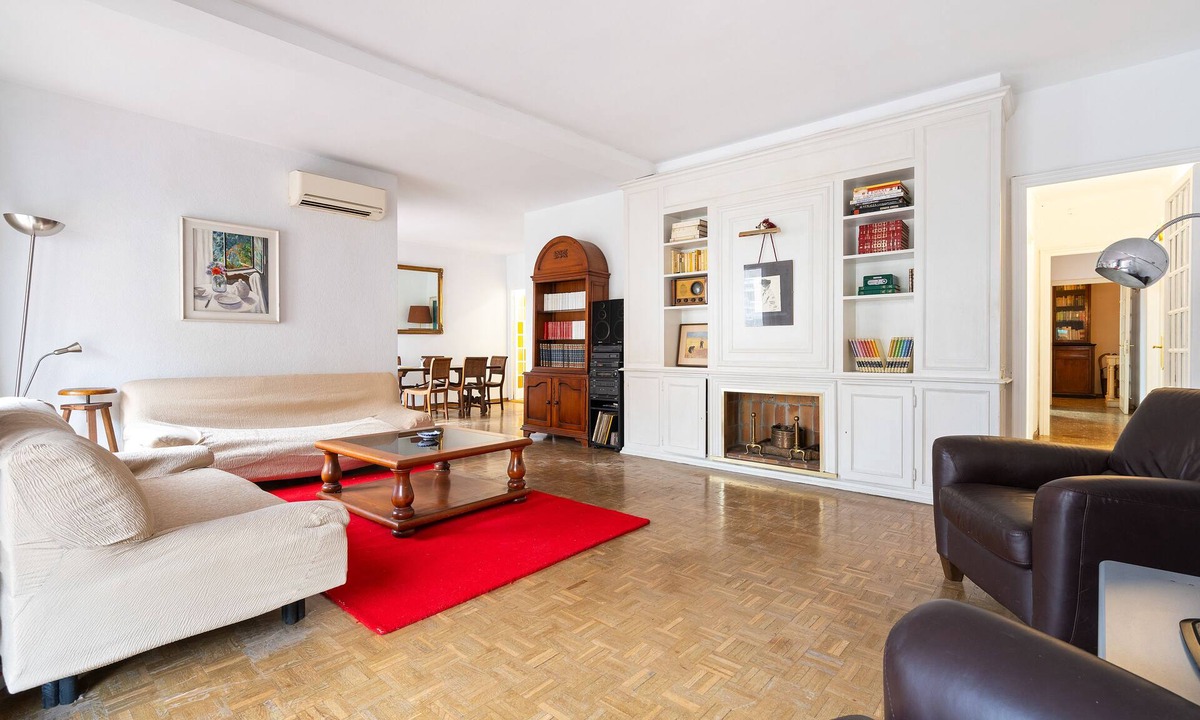 el Fort Pienc Apartment | Stunning 5BR Apt with Sagrada Familia Views & Terrace - Ideal for Groups & Remote Work
