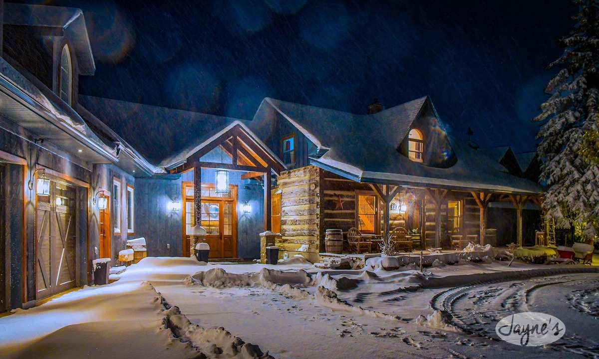 Glen Huron House | Stunning 6+ bdrm, 4 bath log cabin with spectacular large addition.